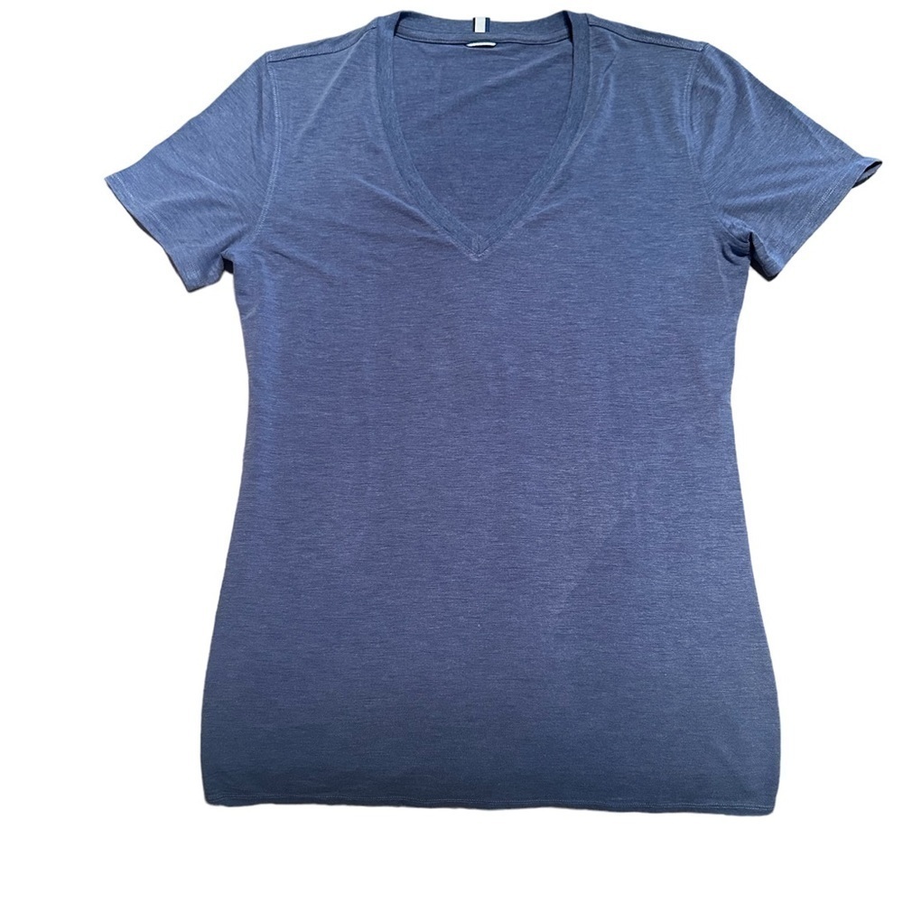 Kit and Ace V-Neck t-shirt. Size small